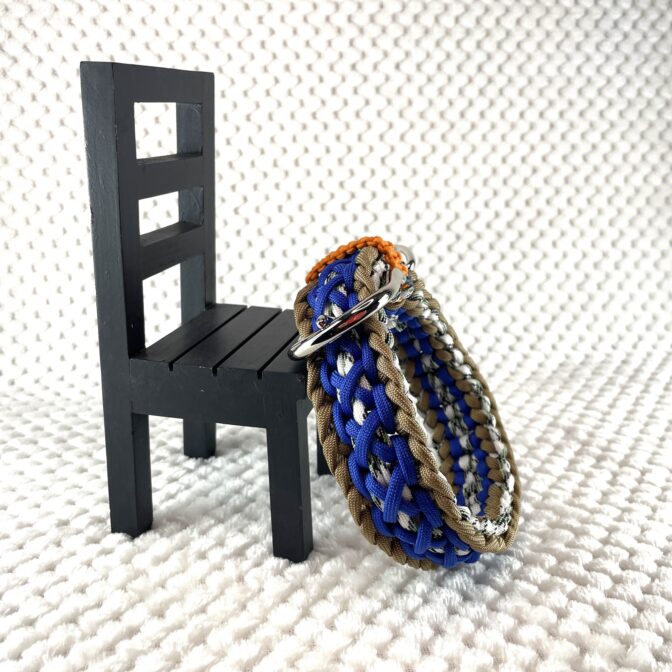 パラコード編み犬首輪立てかけた状態