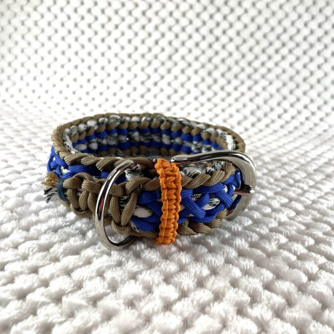 パラコード編み犬首輪寝かせた状態