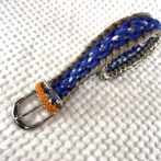 パラコード編み犬首輪巻いて立てかけた状態