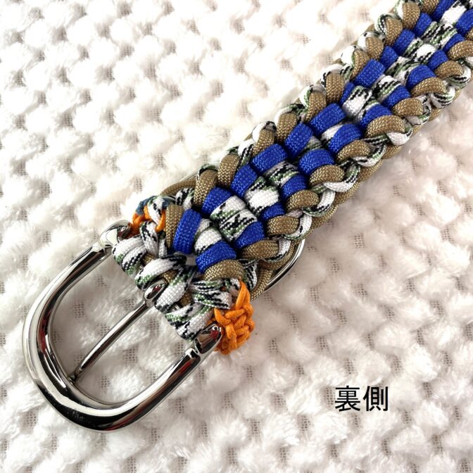 パラコード編み犬首輪金具の裏側