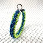 [公式]＃289 4色パラコード編み犬首輪　小型犬用立てかけた状態