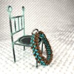 [公式]#285パラコード犬首輪ヘルファイヤー編み　#284 の小型犬バージョン椅子に立てかけた状態