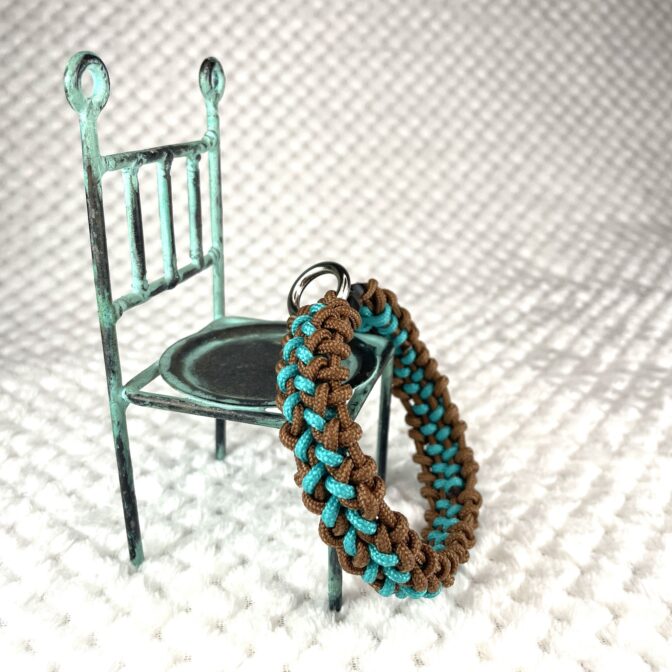 [公式]#285パラコード犬首輪ヘルファイヤー編み　#284 の小型犬バージョン椅子に立てかけた状態