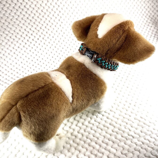 [公式]#285パラコード犬首輪ヘルファイヤー編み　#284 の小型犬バージョン犬に装着した背中側