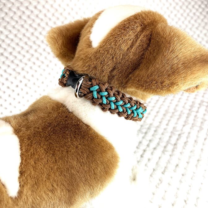 [公式]#285パラコード犬首輪ヘルファイヤー編み　#284 の小型犬バージョン犬に装着したアップ