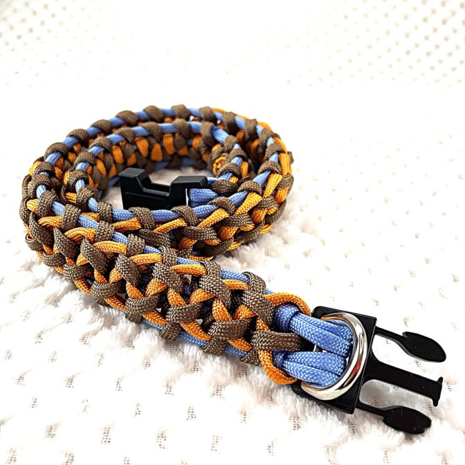 [公式]#286 パラコード首輪 中型・大型犬用 名称は「マンモスの牙」を巻き寝かせた画像