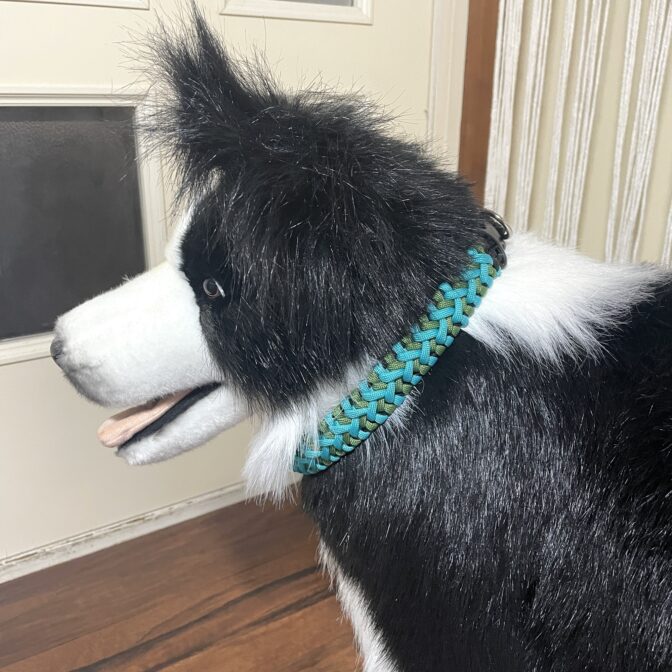 [公式]パラコード編み犬首輪#290 中型・大型犬首輪「ベンケイ」犬に装着アップ