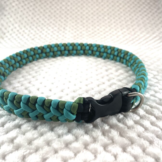 [公式]パラコード編み犬首輪#290 中型・大型犬首輪「ベンケイ」寝かせた状態
