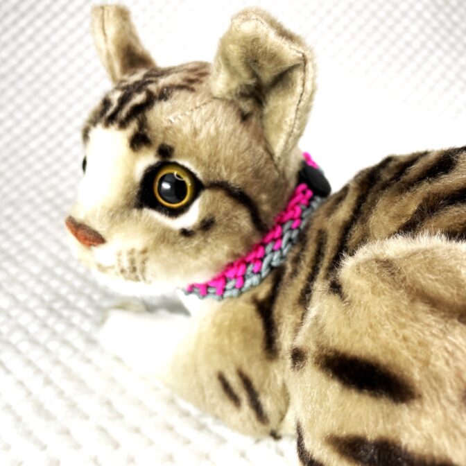 [公式]#283 パラコード編み犬首輪 猫用首輪両片結び猫に装着したアップ