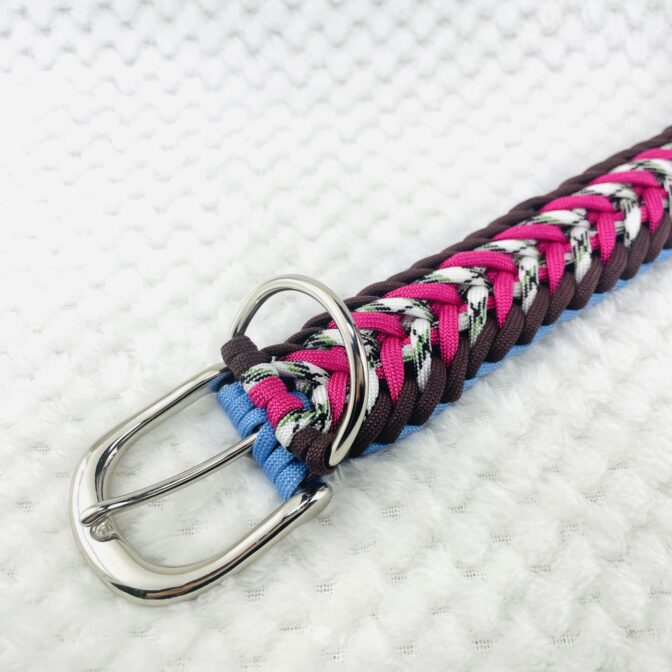 [公式]#250パラコード編み犬首輪「コーンロウ」中型・大型犬用首輪　表側の金具部分