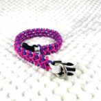 [公式]#292パラコード編み犬首輪 「ベンケイ」の小型犬と猫バージョン首輪巻いて寝かせた状態