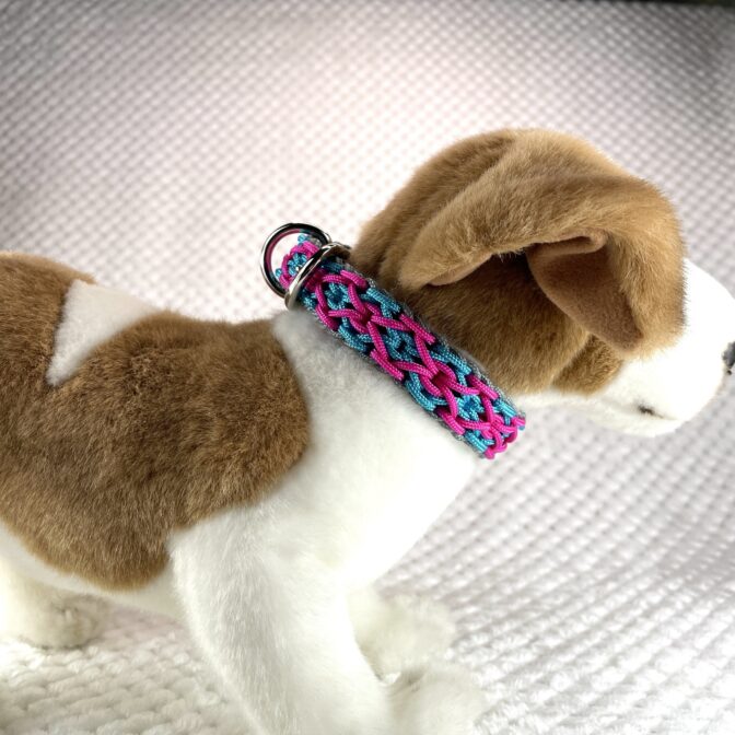 [パラコード編み犬首輪]#296 3色使いのダイヤ柄小型犬用首輪犬に装着横からアップ