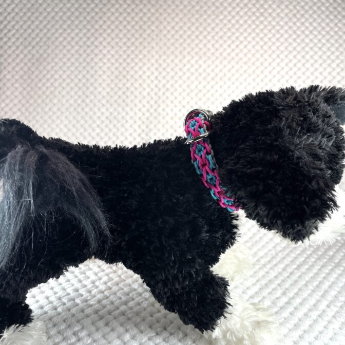 [パラコード編み犬首輪]#296 3色使いのダイヤ柄小型犬用首輪黒い犬に装着真横画像