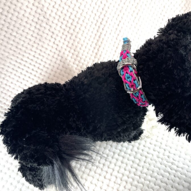 [パラコード編み犬首輪]#296 3色使いのダイヤ柄小型犬用首輪黒い犬に装着背中から画像