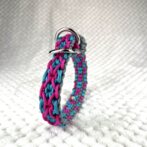 [パラコード編み犬首輪]#296 3色使いのダイヤ柄小型犬用首輪立てかけた状態