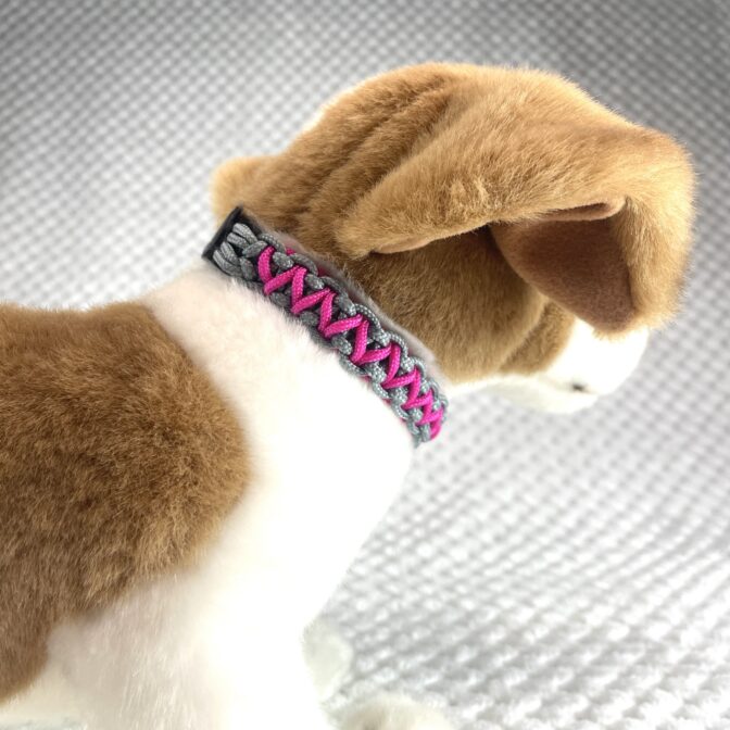 [公式]パラコード犬首輪#297 猫と超小型犬用首輪平結びのアレンジ首輪犬に装着横側アップ