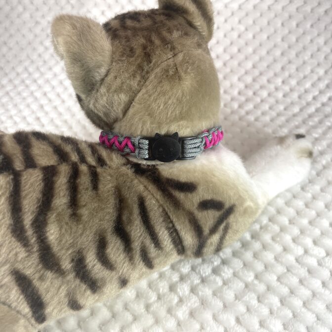 [公式]パラコード犬首輪#297 猫と超小型犬用首輪平結びのアレンジ首輪猫に装着首の後ろ側