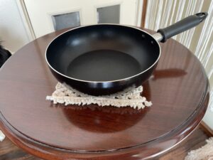 マクラメ編み鍋敷きフライパンを乗せた状態