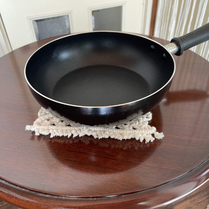 マクラメ編み鍋敷きフライパンを乗せた状態