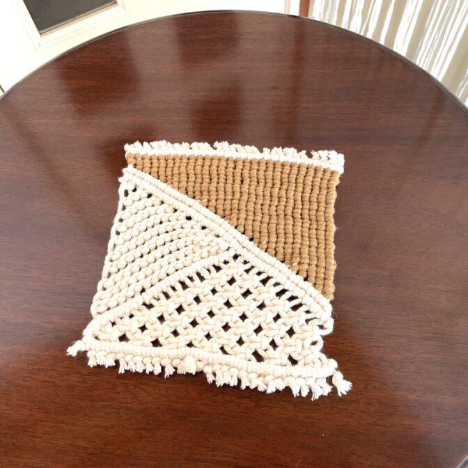 マクラメ編み鍋敷きテーブルに広げた画像