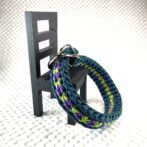 [公式]#249パラコード編み ライト＆レフト 中型・大型犬要首輪椅子に立てかけた状態