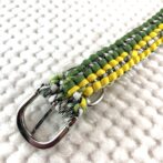 [公式]＃273パラコード編み犬首輪ダークグリーンとイエローのダブルクロスの中型・大型犬首輪裏側金具アップ