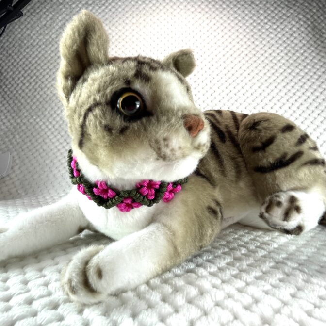 [公式]#300可愛い小花の猫用首輪ねこに装着した正面画像