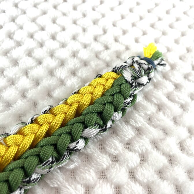 [公式]＃273パラコード編み犬首輪ダークグリーンとイエローのダブルクロスの中型・大型犬首輪表側先端アップ