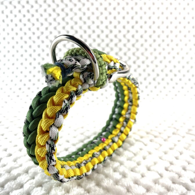 [公式]＃273パラコード編み犬首輪ダークグリーンとイエローのダブルクロスの中型・大型犬首輪立てかけた状態