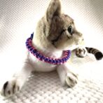 [公式] ＃46パラコード編み首輪まだらピンクと紫の猫首輪猫の装着した画像