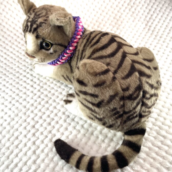 [公式] ＃46パラコード編み首輪まだらピンクと紫の猫首輪猫に装着した上からの画像