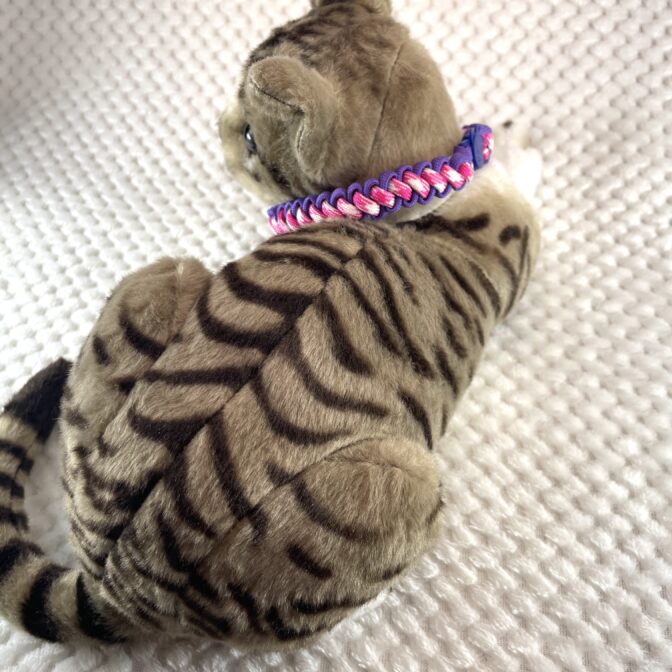 [公式] ＃46パラコード編み首輪まだらピンクと紫の猫首輪猫に装着した背中からの画像