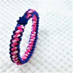 [公式] ＃46パラコード編み首輪まだらピンクと紫の猫首輪立てかけた状態