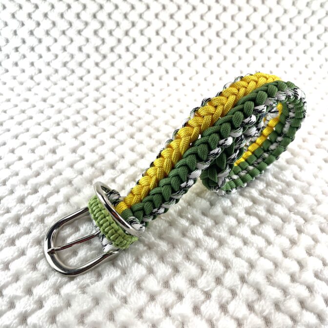 [公式]＃273パラコード編み犬首輪ダークグリーンとイエローのダブルクロスの中型・大型犬首輪巻いて立てた画像