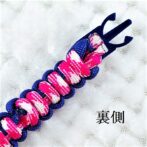 [公式] ＃46パラコード編み首輪まだらピンクと紫の猫首輪裏側の後ろ側のパーツ