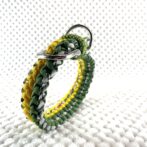 [公式]＃273パラコード編み犬首輪ダークグリーンとイエローのダブルクロスの中型・大型犬首輪立てかけた状態