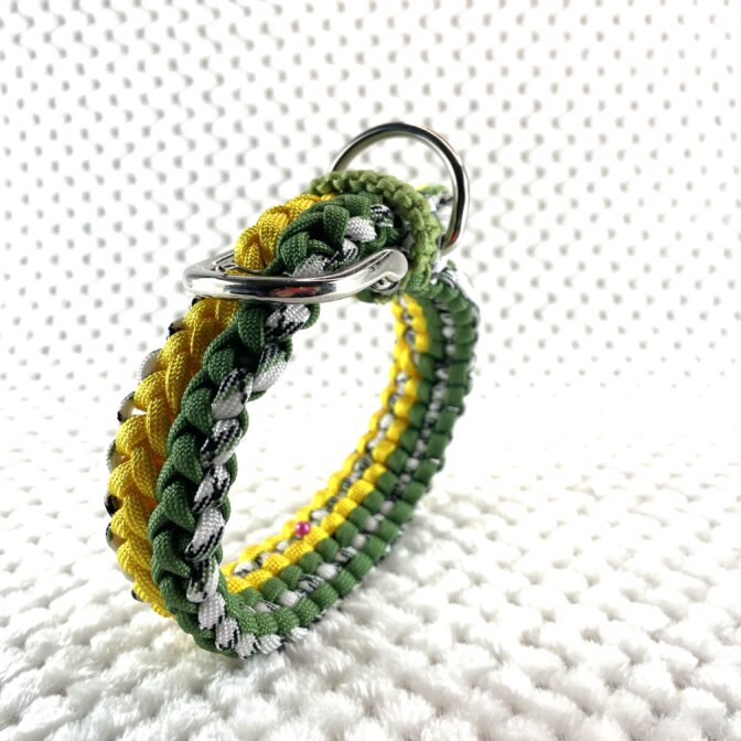 [公式]＃273パラコード編み犬首輪ダークグリーンとイエローのダブルクロスの中型・大型犬首輪立てかけた状態