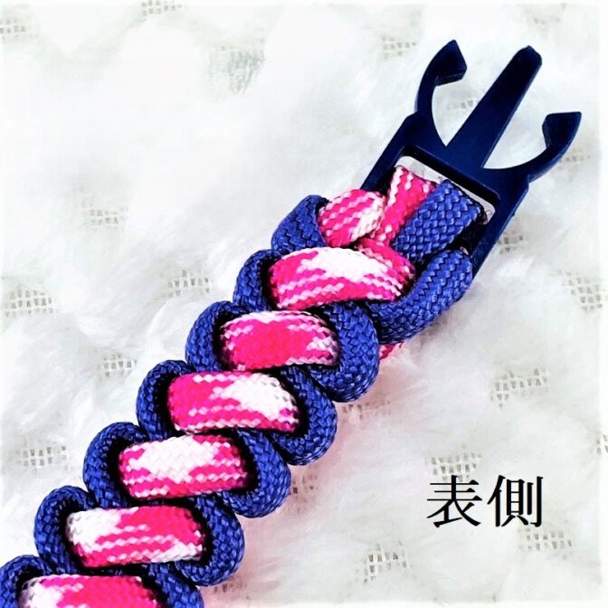 [公式] ＃46パラコード編み首輪まだらピンクと紫の猫首輪表側後ろ側のパーツ