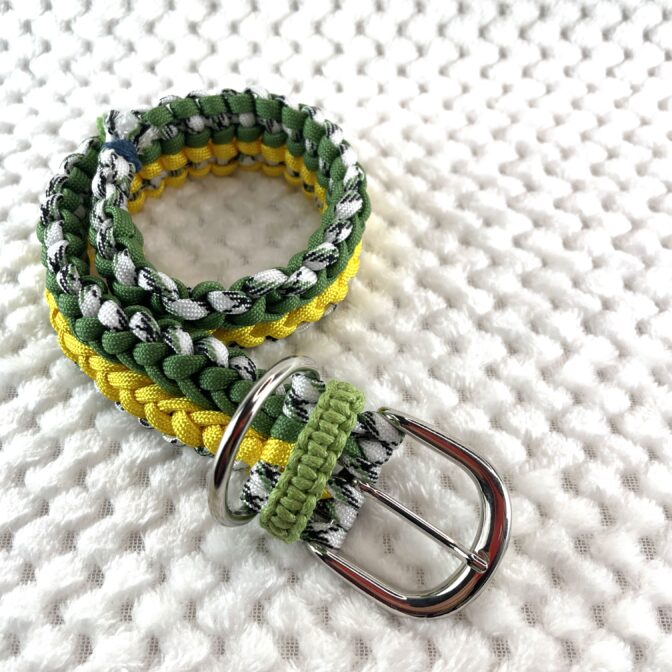 [公式]＃273パラコード編み犬首輪ダークグリーンとイエローのダブルクロスの中型・大型犬首輪ベルト金具アップ