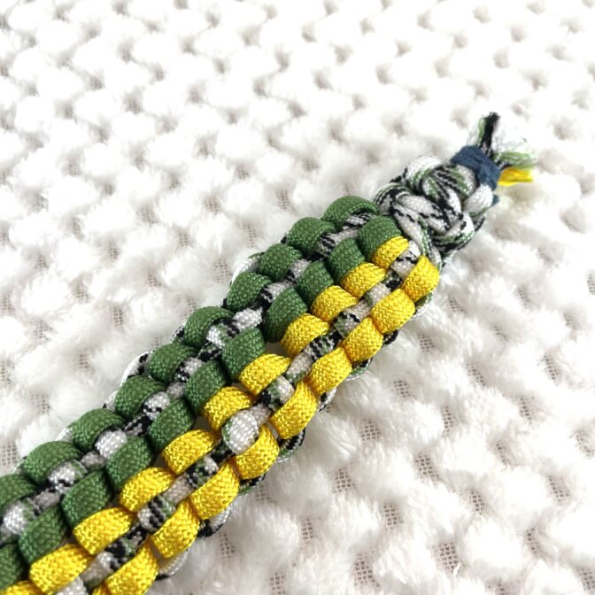 [公式]＃273パラコード編み犬首輪ダークグリーンとイエローのダブルクロスの中型・大型犬首輪裏側先端アップ