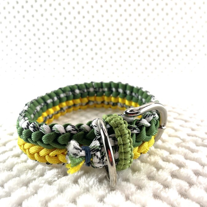 [公式]＃273パラコード編み犬首輪ダークグリーンとイエローのダブルクロスの中型・大型犬首輪寝かせた状態画像