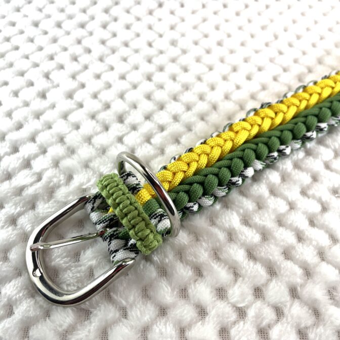 [公式]＃273パラコード編み犬首輪ダークグリーンとイエローのダブルクロスの中型・大型犬首輪表側金具アップ