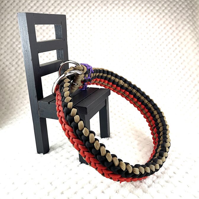 パラコード編み犬首輪#255椅子に立てかけた状態