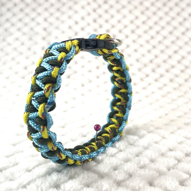 [公式]#259パラコード編み犬首輪平結びアレンジ編み　小型犬用首輪立てかけた状態
