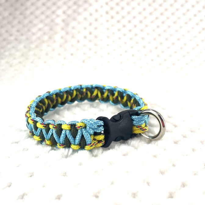[公式]#259パラコード編み犬首輪平結びアレンジ編み　小型犬用首輪輪にして寝かせた状態画像