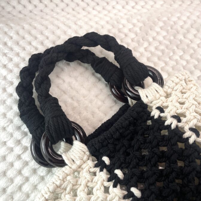 [公式]マクラメ編みNo11白黒小さなバッグ持ち手部分アップ