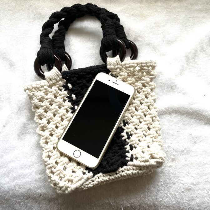 [公式]マクラメ編みNo11白黒小さなバッグに携帯をのせ大きさ比較