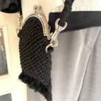 マクラメ編みがま口金具ポシェットボディーに着けたアップ