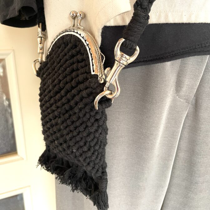 マクラメ編みがま口金具ポシェットボディーに着けたアップ