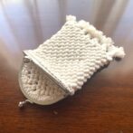 [公式]マクラメ編みNo10生成りのがま口金具つき小さな小物入れがま口を開けた状態